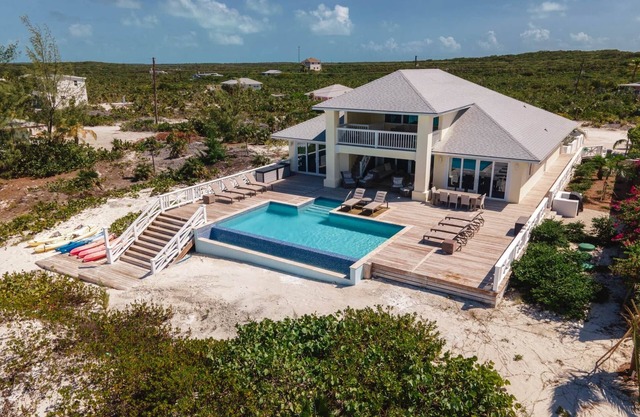 Yumey Sands Villa, 4 Bedroom Home With Pool and Unbelievable Year-Round Beach
