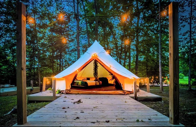 Yurt living, queen bed, WI-FI, shower house, mini fridge