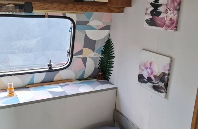 Zen caravan in a small private garden