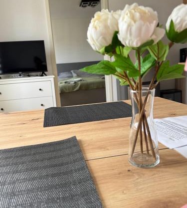 Zentrales Apartment mit Netflix, Kaffee & Parkplätzen