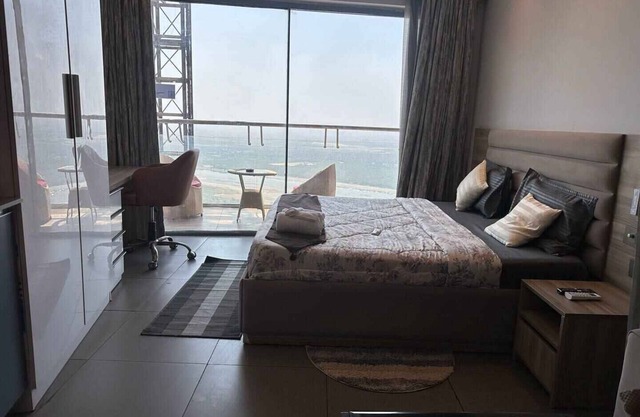 Zilo Homes - River & City View 42nd floor - Studio in Noida & near South Delhi
