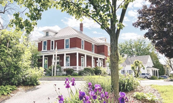 Saint-Marc-sur-Richelieu House | À 30 Minutes de Montréal, Magnifique Centenaire, Avec Accès Privé à la Rivière