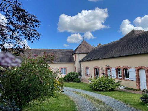 Montreuil-le-Henri Bed & Breakfast | Évasion Naturelle: Chambre d'Hôtes Spacieuse avec Piscine et Confort à Montreuil-le-Henri - FR-1-410-446