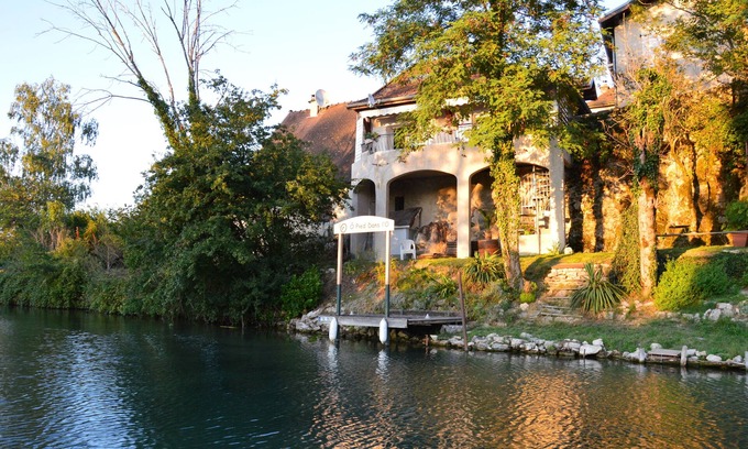 Chanaz House | Ô Pied Dans l'O Maison de Charme au Bord de L'eau. Idéal Entre Amis, en Famille