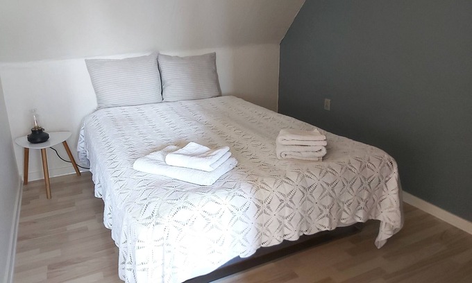 Kjellerup Apartment | Økonomisk Ferielejlighed til par i Hjertet af Jylland med Masser af Historie