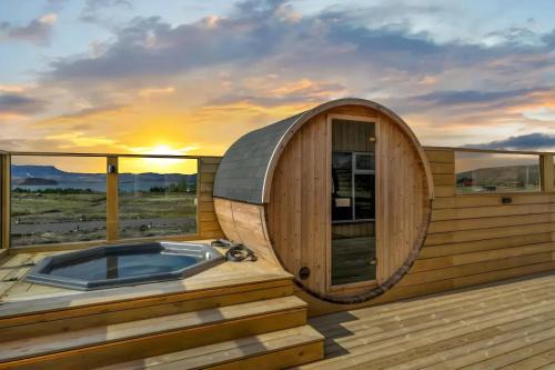 Veidilundur Apartment | Þingvallavatn Hot Tub Sauna 2024 Built Cabin