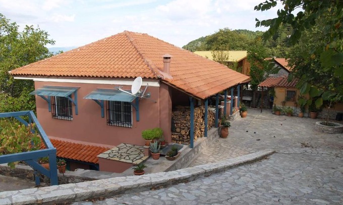 Amfikleia-Elateia House | ΠΟΛΎΔΡΟΣΟ ΠΑΡΝΑΣΣΟΎ