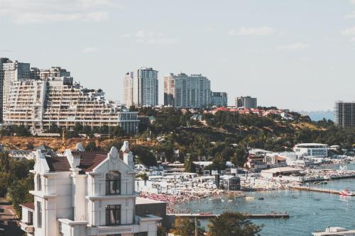 Arcadia Apartment | АРКАДИЯ Студия с балконом Частичный вид моря Первая линия от моря