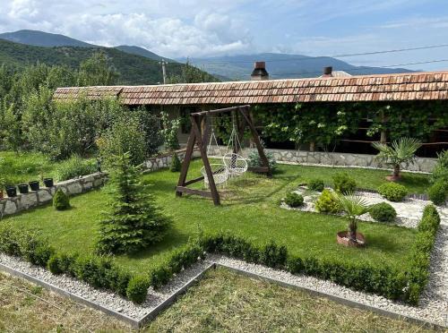 Kaputan House | Дом на лоне горы с удобствами и красивым видом на горы и сад