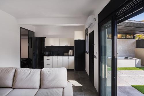 Kiryat Motzkin Apartment | סויטת גן עם גקוזי יש מקלט ליד הדירה
