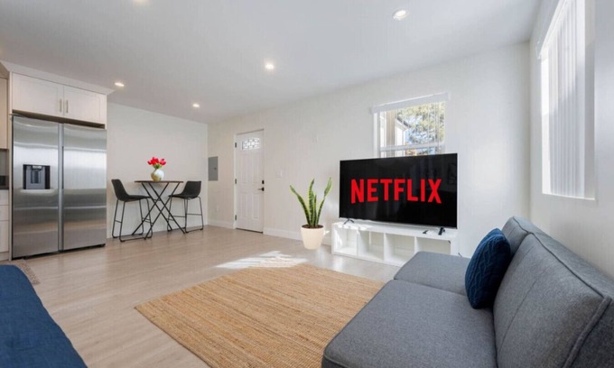 Burbank Apartment | ৎ୭Prestige Studio Haven at Burbankৎ୭ 3 beds wifi