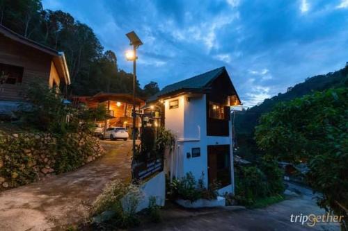 Mae On House | โฮมสเตย์ พ่อหลวง แม่หลวง บ้านแม่ลาย