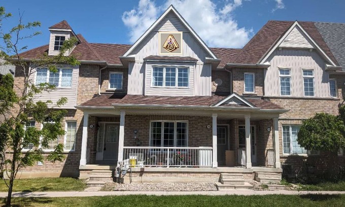 Markham Villa | 位于多伦多万锦第一高中学区房仅步行5分钟,两间带双人床的二楼睡房,家居、家具、厨房、水电气网全包,适合家长陪读也可以包吃住(伙食费另计)寄宿,近商业中心交通便利