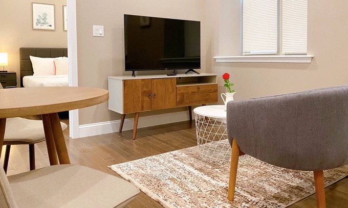 Logan Square Apartment | 夢芙蓉 | Merlot 1 BR/1 BA at City Hall