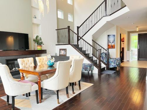 Burke Mountain House | 宽敞的私人套房&热水浴缸&近交通和自然小径