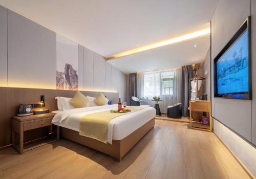 Wulingyuan Hotel | 归源臻品酒店-Approximately 3 kilometers from the East Gate of Zhangjiajie National Forest Park - Free one-way pick-up or drop-off service for over 3 nights - English speaking customer service