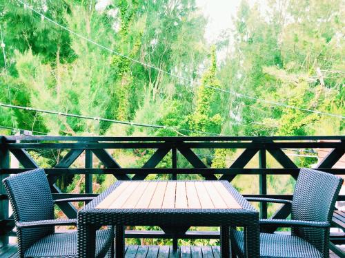 Nakama House | 恩納村名嘉真フォレストヴィラ12時チェックアウト可ダブルベッド2台と2段ベッドとユニットバス2室