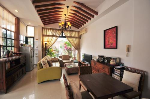 Hualien City Centre Bed & Breakfast | 花蓮觀月民宿-近車站-寵物友善-含車位可包棟6-14位 可烤肉-可麻將