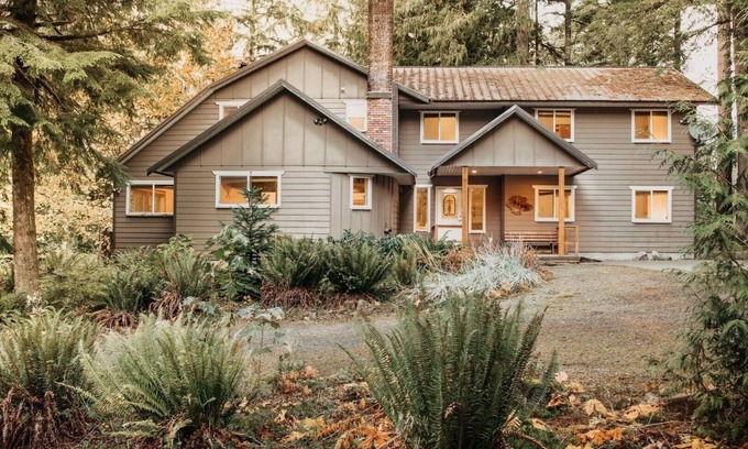 Glacier Cabin | 03MBH - WIFI -Pets OK - Sleeps 26 by RedAwning