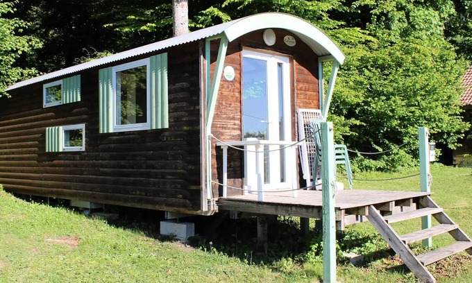 Miribel-les-Echelles Cabin | 04. Azalea Roulotte 4 Personen