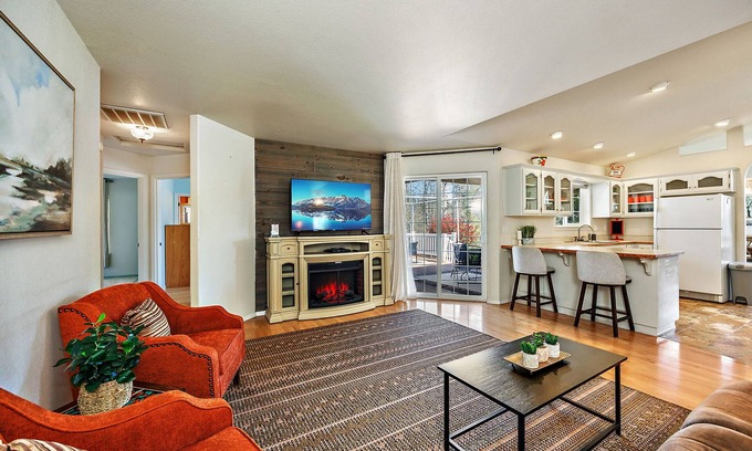 Grants Pass House | 1 Acre with a seasonal creek. 3 min to I5 freeway. 8 Minutes to the Rogue River