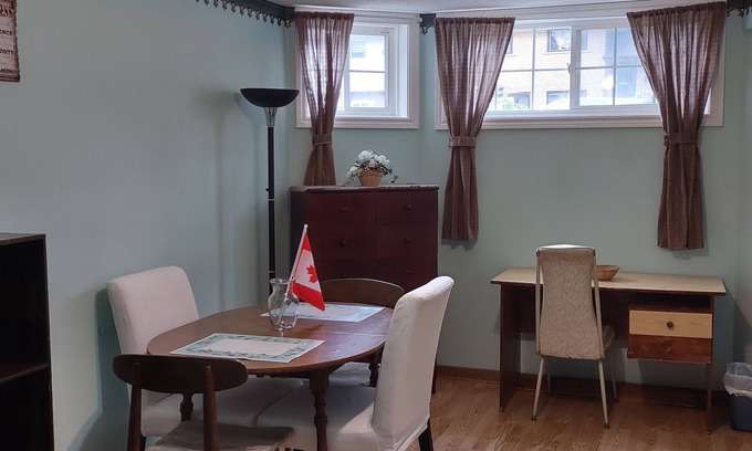 Hamilton Apartment | 1-bdrm apartment, 3 min walk to McMaster, professor's house
