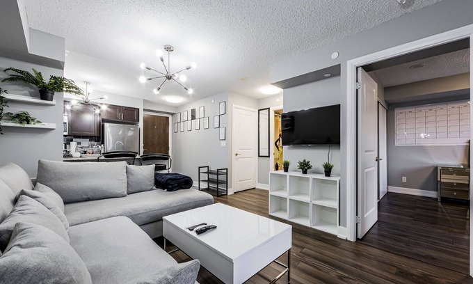 Etobicoke Apartment | 1 BDRM w pool. Perfect location. Free parking