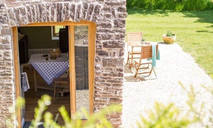 Usk Cottage | 1 bed Barn, open living space , pet friendly, rural, with easy access from M4nnn