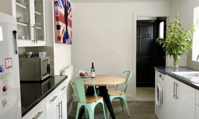 South Bermondsey Apartment | 1 bed garden flat (with 2 beds) for 2025 summer/autumn bookings in London