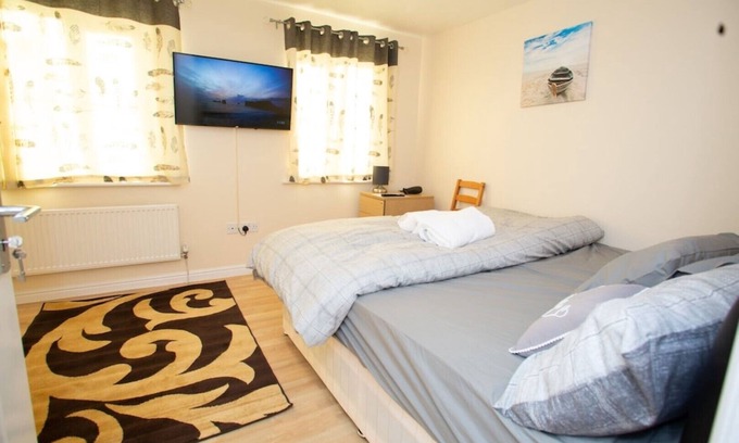 Thamesmead East House | 1 Bed House for Pleasure ,office work ,free parking ,near Elizabeth underground