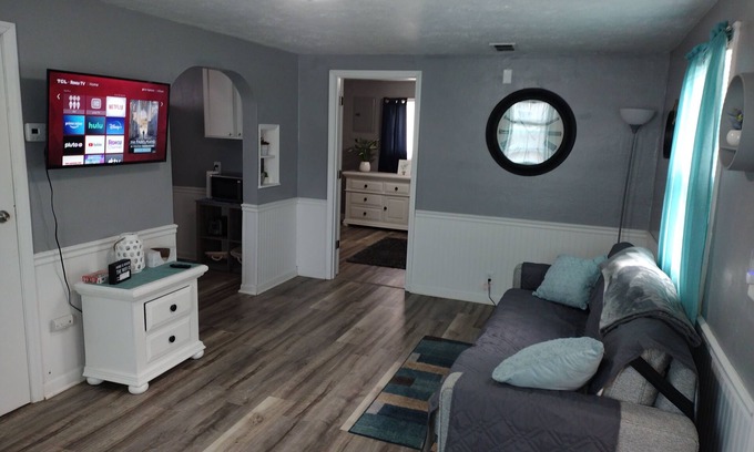 Terre Haute House | 1 bed1 bath house, less than 1mile to Union Hospital
