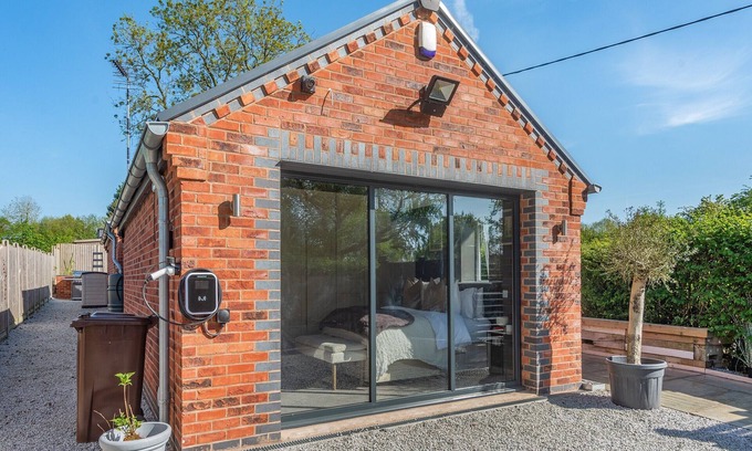 Coton in the Elms Cottage | 1 bedroom accommodation in Meriden, near Coventry