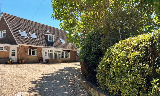Littlehampton Cottage | 1 bedroom accommodation in Wick, near Littlehampton