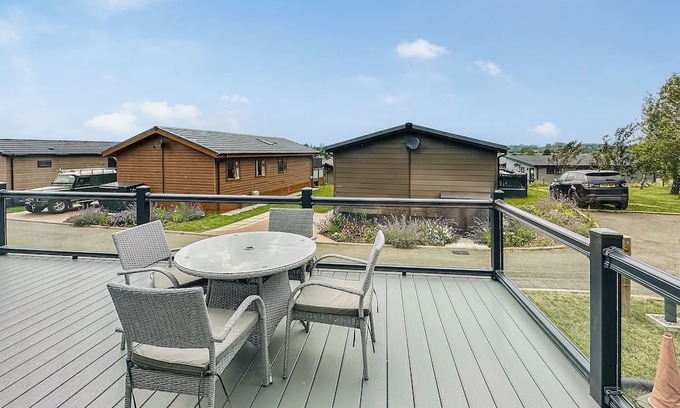 Bredons Hardwick Ski Chalet | 1 bedroom accommodation in Tewkesbury