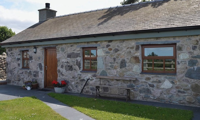 Y Felinheli Cottage | 1 bedroom accommodation in Y Felinheli, near Bangor