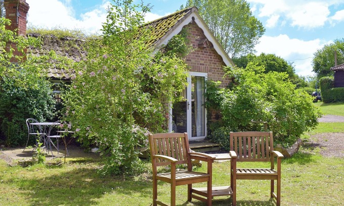 Harleston Cottage | 1 bedroom accommodation in Denton, near Bungay
