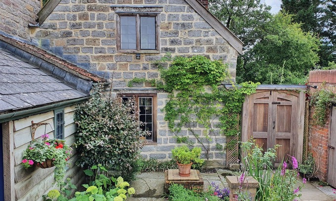 Muchelney Cottage | 1 bedroom accommodation in Midelney