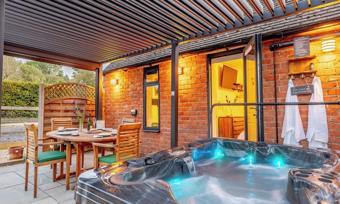 Northway Cottage | 1 bedroom accommodation in Coombe Hill, near Tewkesbury
