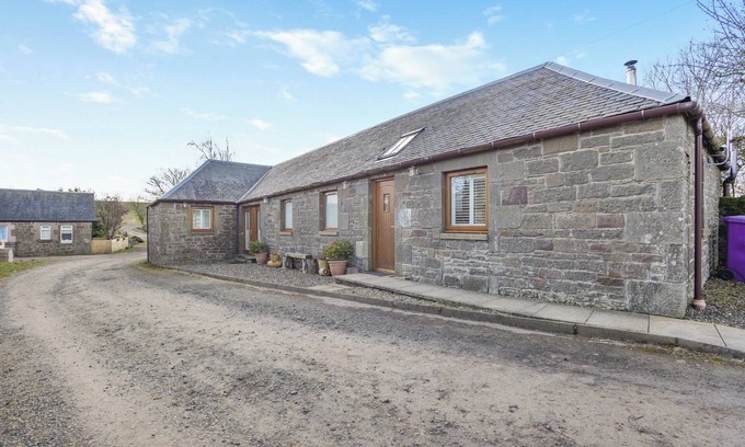 Murthill Cottage | 1 bedroom accommodation in Tealing, near Dundee