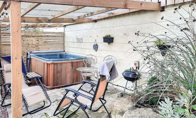 Great Hatfield Cottage | 1 bedroom accommodation in Great Hatfield, near Hornsea