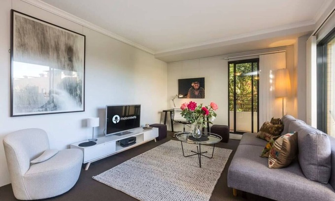 Redfern Apartment | 1 Bedroom Apt with Parking, Pool and Gym