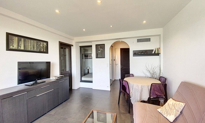 Pointe Croisette Apartment | 1-Bedroom beachfront apartment with sea view