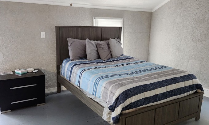 Petersburg House | 1 Bedroom House that Sleeps up to 3