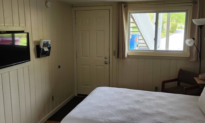 Dryden Hotel | 1-bedroom Room 16 minutes from University of Maine - Farmington