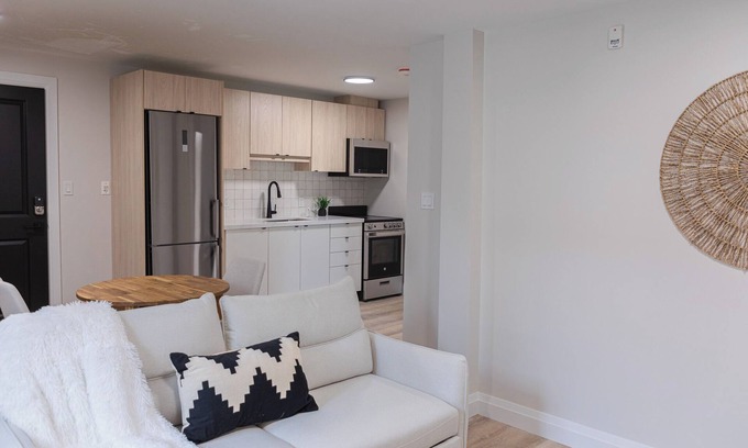 Kitchener Apartment | 1 Bedroom Unit with living space and full kitchen Prime Downtown location