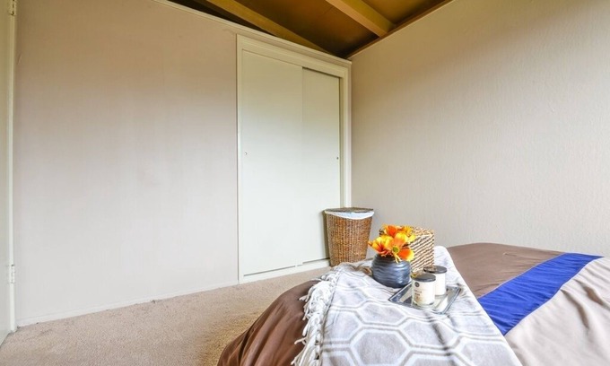 Hayward House | 1 Bedroom with Shared Bathroom