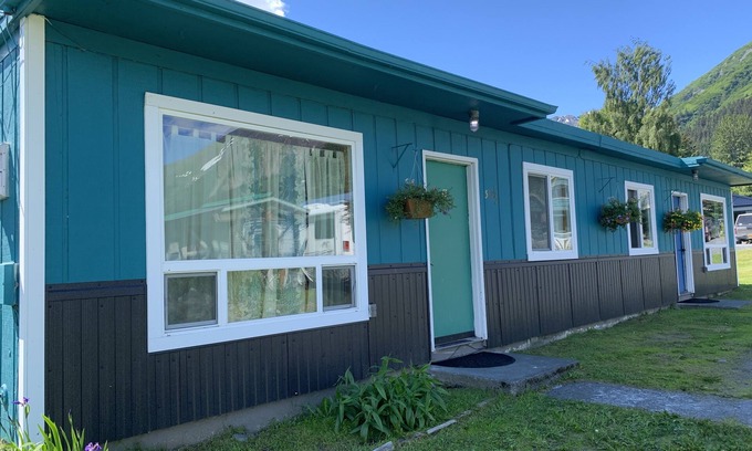 Seward House | 1 Block from the Bay!
