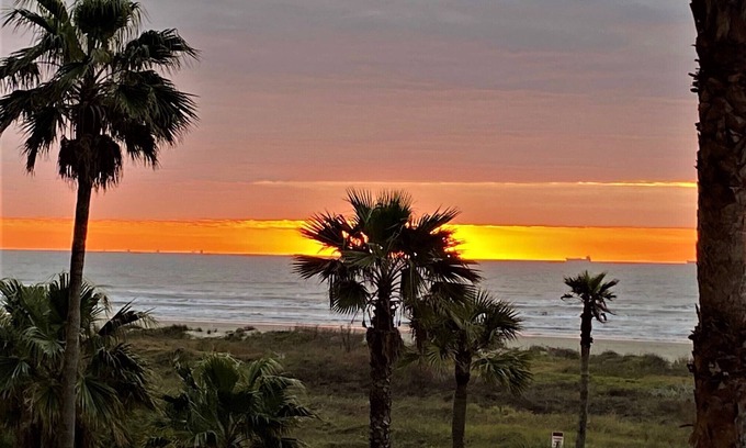 Galveston Condo | 1-br 2balcony Galvestonian condo directly on beach! No highway! Close to Strand