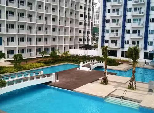 Bel-Air Apartment | 1 BR Makati Condo WIFI Netflix Pool Balcony