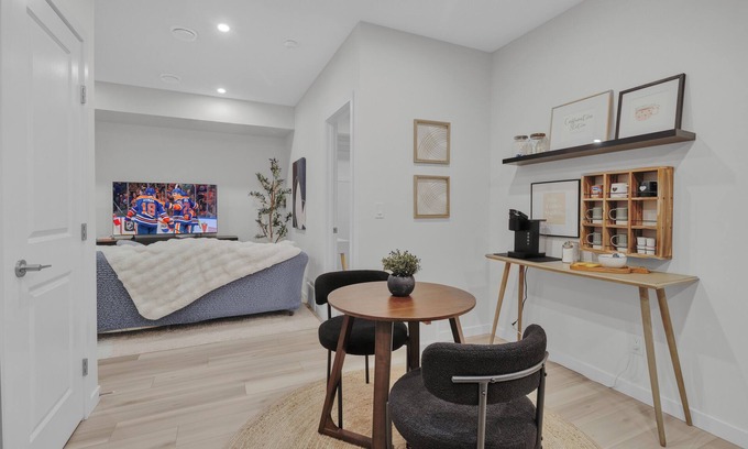 West Edmonton House | 1 BR Suite | Air Conditioned | Stylish | Coffee & Tea Station| Fully Stocked